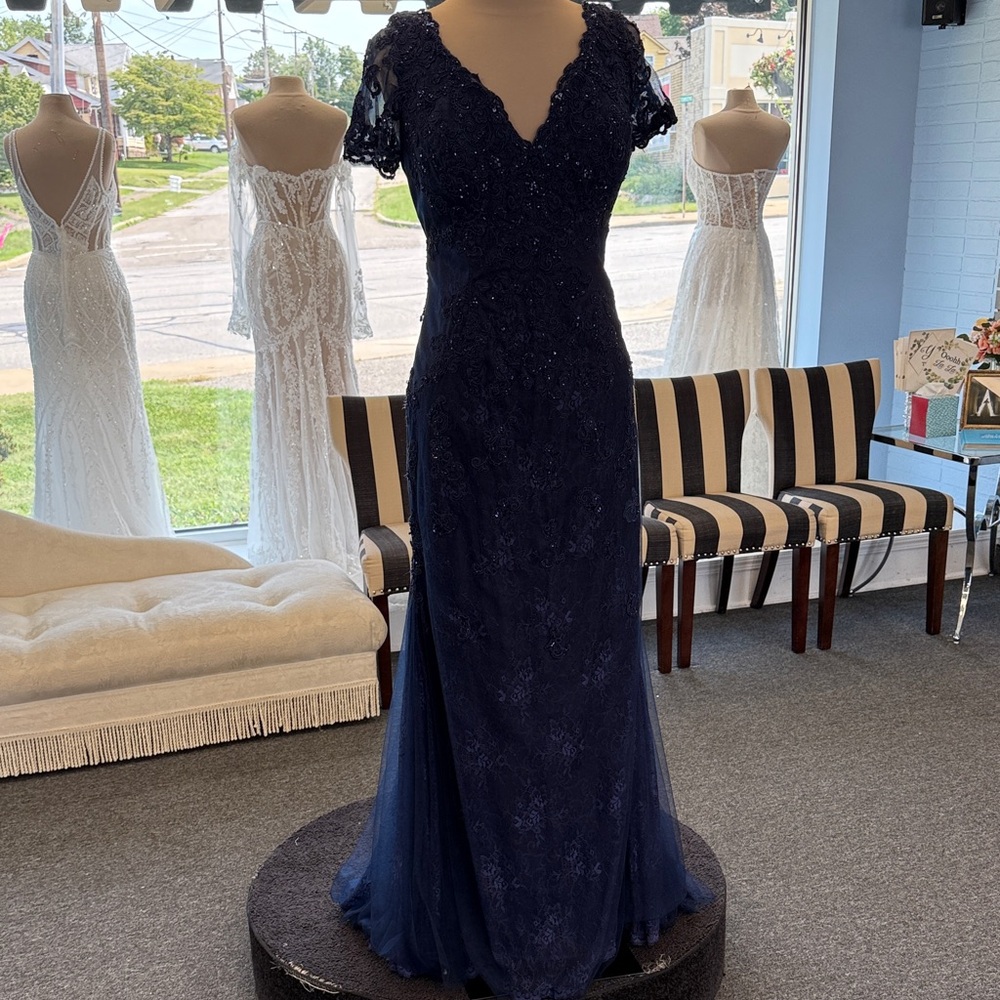 Elegant Navy Blue Lace Evening Gown